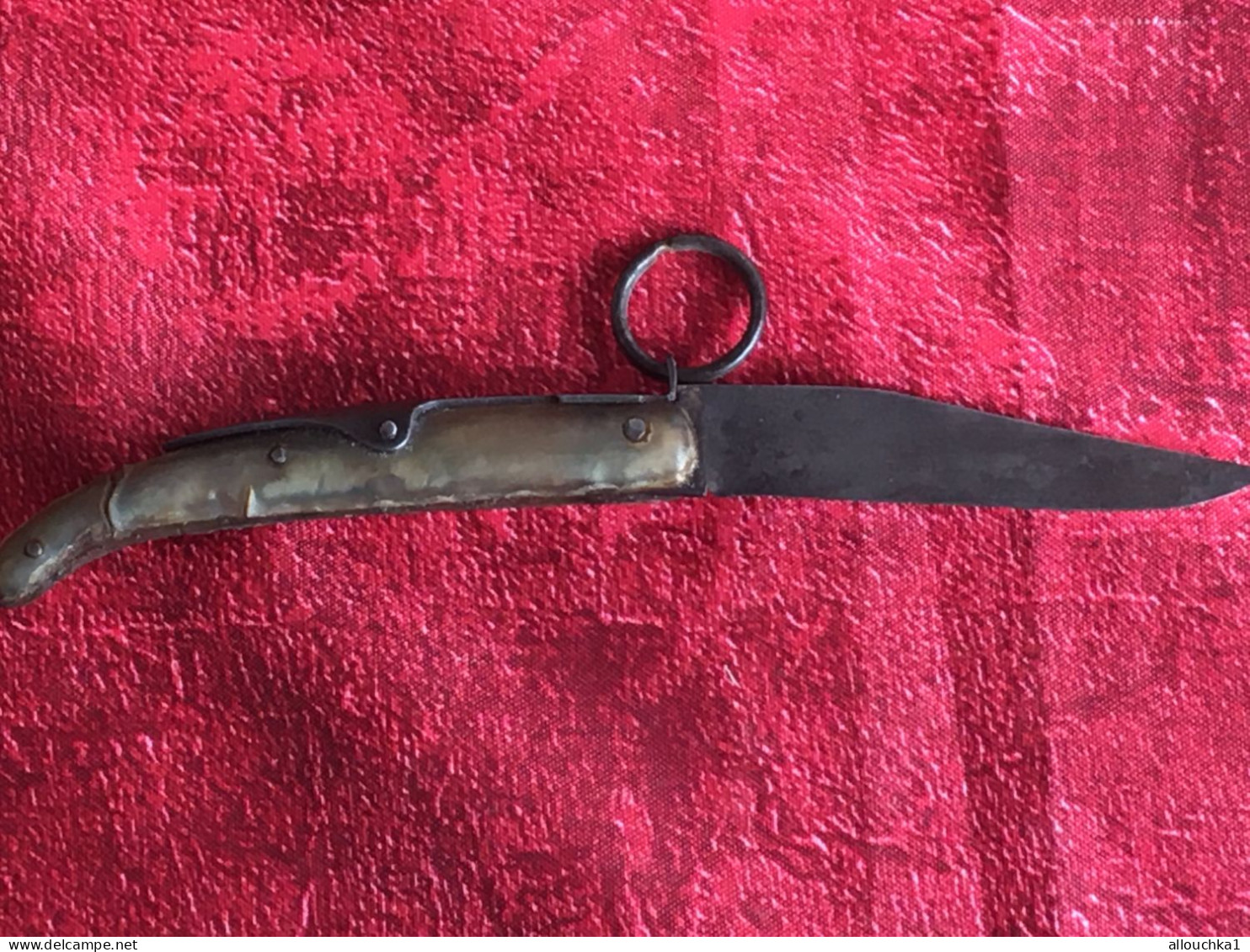 1940  Scoutisme- Couteau De Scout Cran D'arrêt De Collection-à Réparer Décor Métal Partiellement Arraché-protection Man - Knives