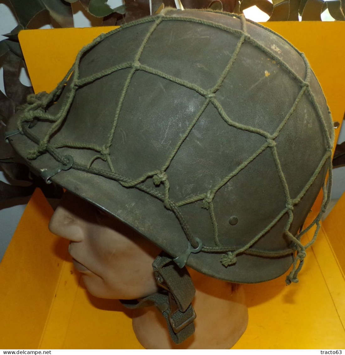 CASQUE LOURD MILITAIRE DE L'ARMEE DE LA REPUBLIQUE FEDERALE D'ALLEMAGNE AVEC FILET DE CAMOUFLAGE , FERMETURE DE LA MENTO - Cascos