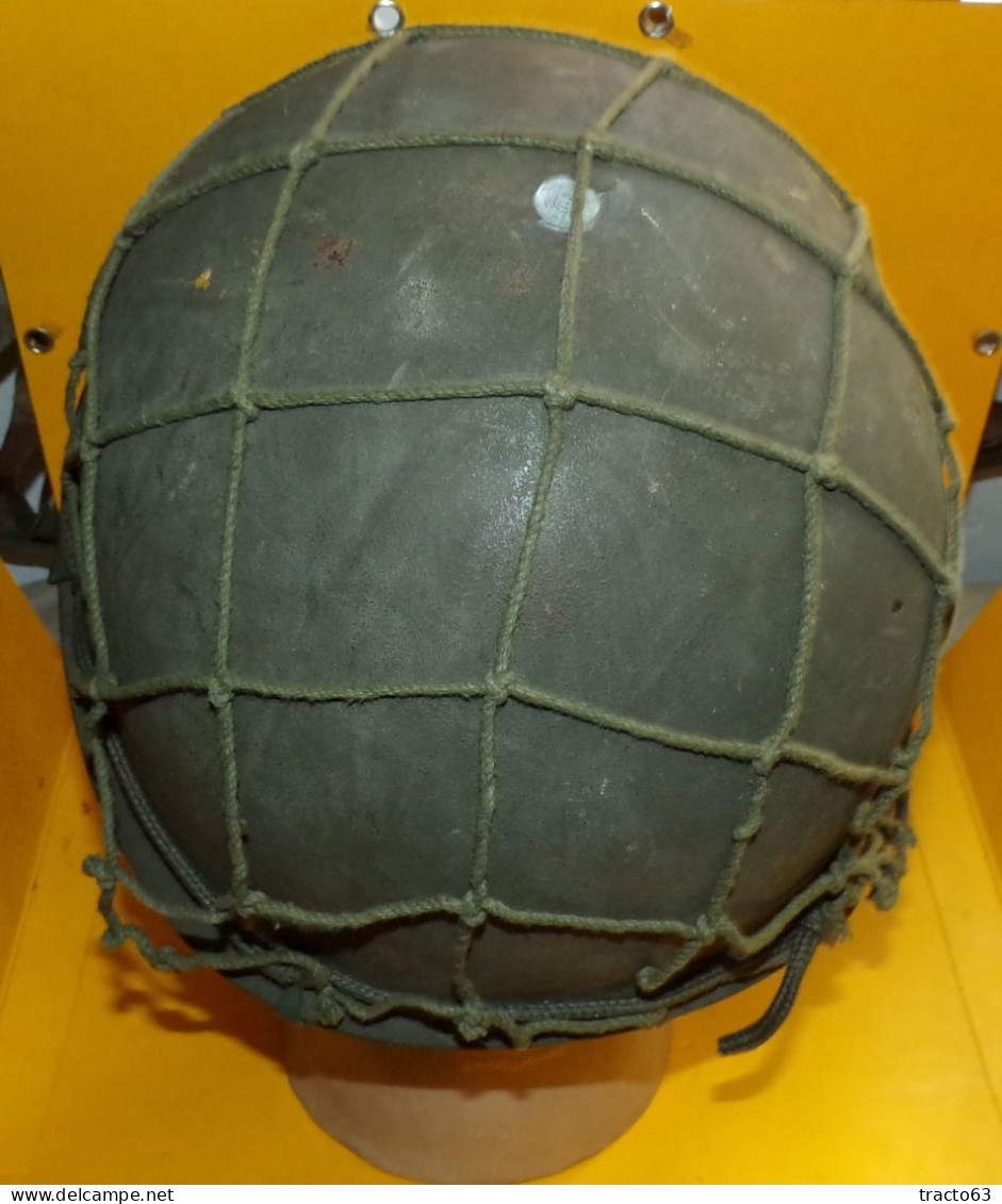 CASQUE LOURD MILITAIRE DE L'ARMEE DE LA REPUBLIQUE FEDERALE D'ALLEMAGNE AVEC FILET DE CAMOUFLAGE , FERMETURE DE LA MENTO - Headpieces, Headdresses