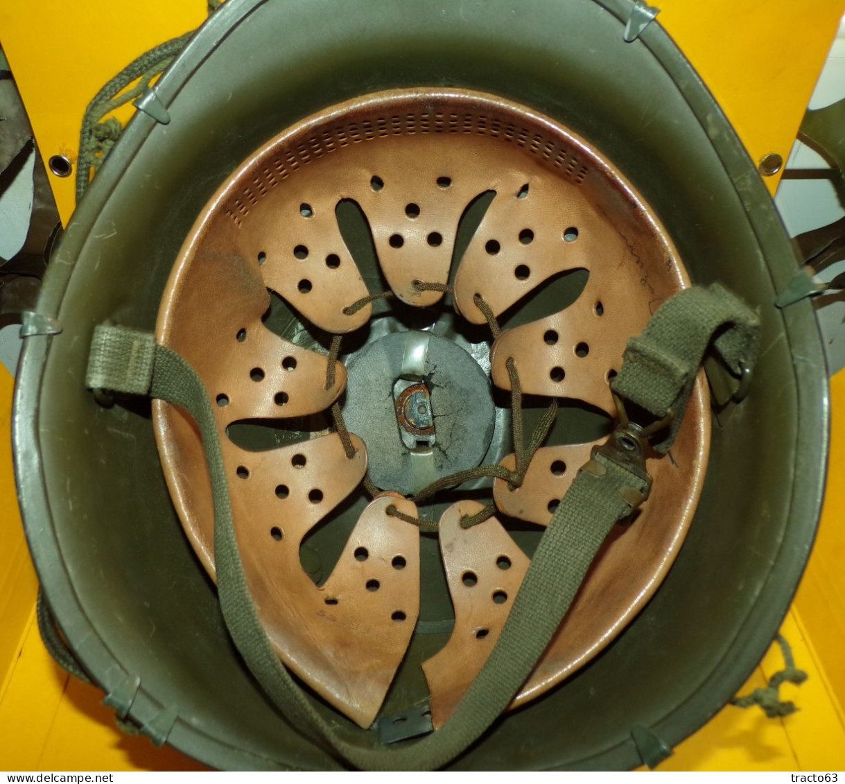 CASQUE LOURD MILITAIRE DE L'ARMEE DE LA REPUBLIQUE FEDERALE D'ALLEMAGNE AVEC FILET DE CAMOUFLAGE , FERMETURE DE LA MENTO