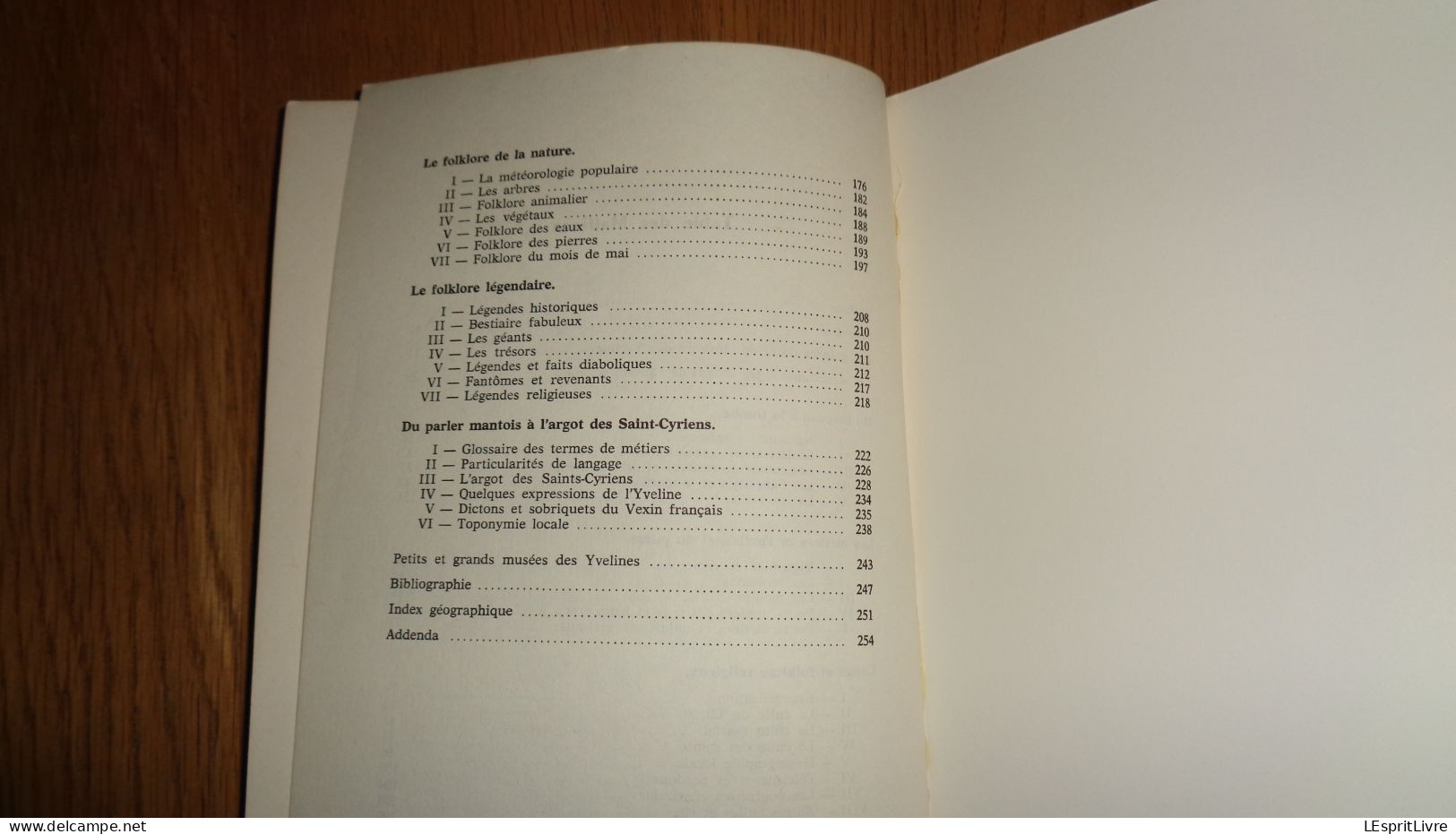 COUTUMES ET FOLKLORE EN YVELINES Régionalisme Chanson Outils Fêtes Légendes Petits Métiers Religion Jeux Foires Remedes - Ile-de-France