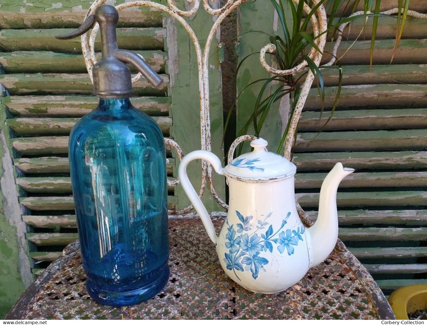 Ancienne Petite Cafetière Emaillée Bombée Décor Fleurs Bleues - Otros & Sin Clasificación