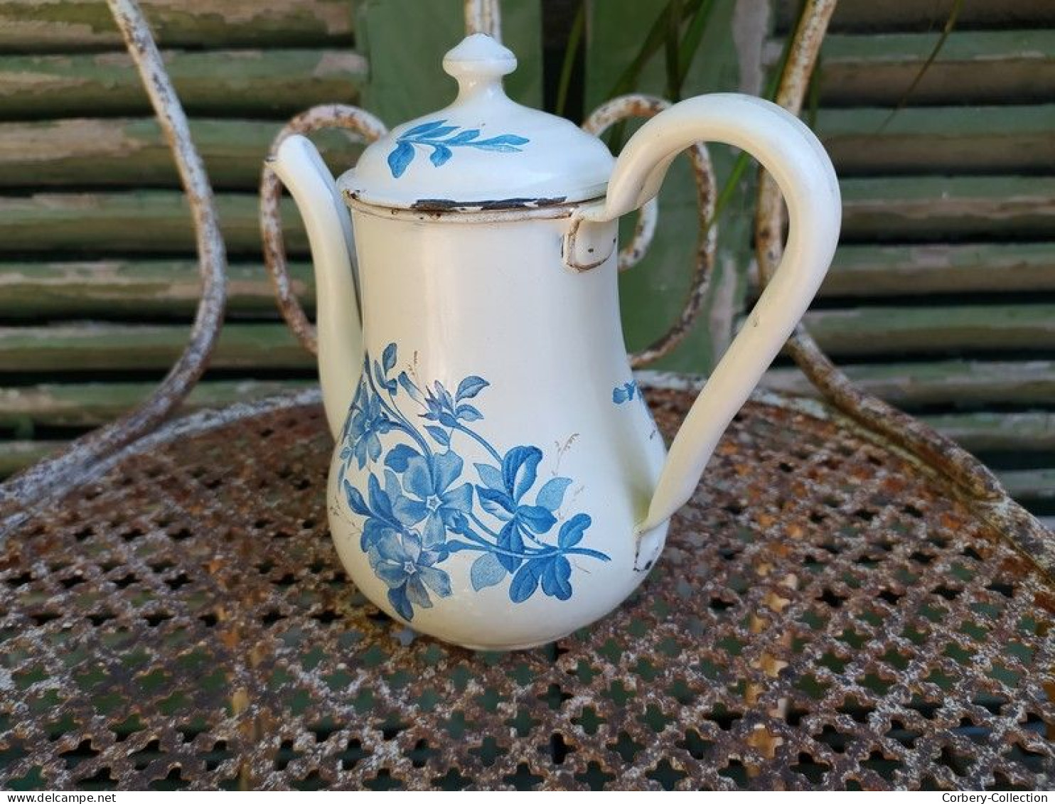 Ancienne Petite Cafetière Emaillée Bombée Décor Fleurs Bleues - Autres & Non Classés