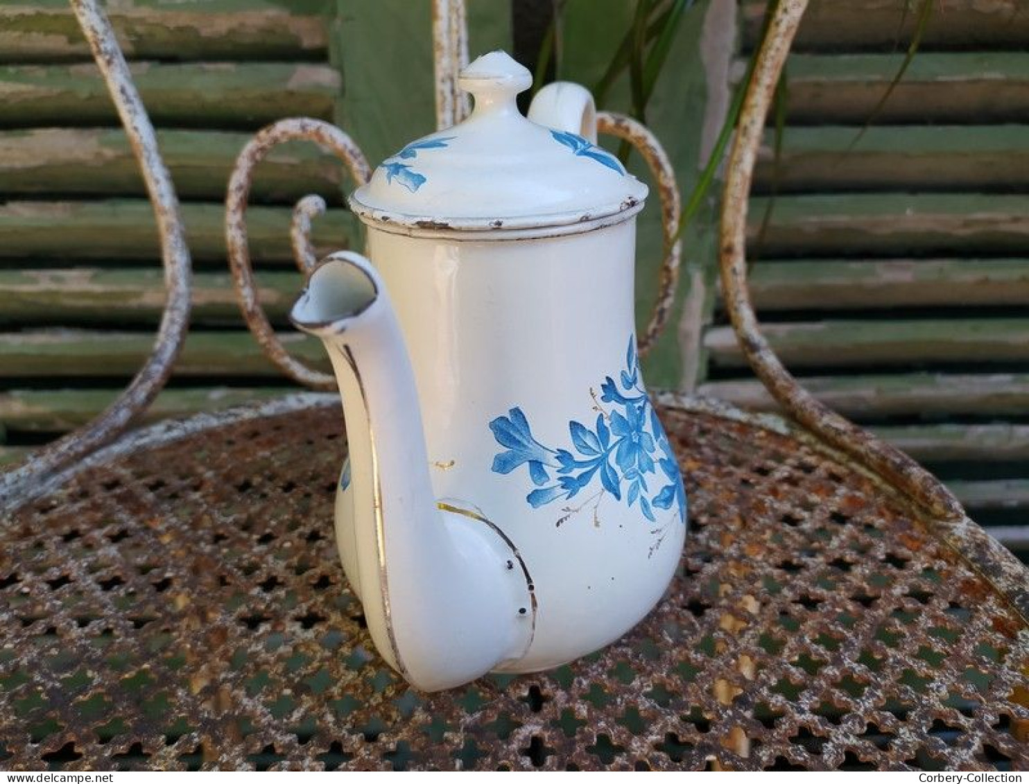 Ancienne Petite Cafetière Emaillée Bombée Décor Fleurs Bleues