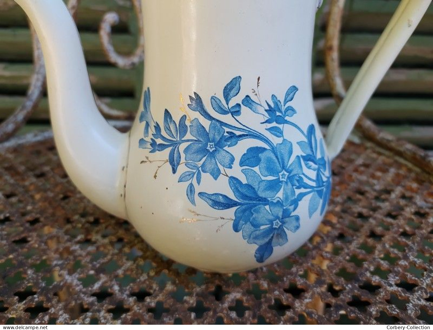 Ancienne Petite Cafetière Emaillée Bombée Décor Fleurs Bleues