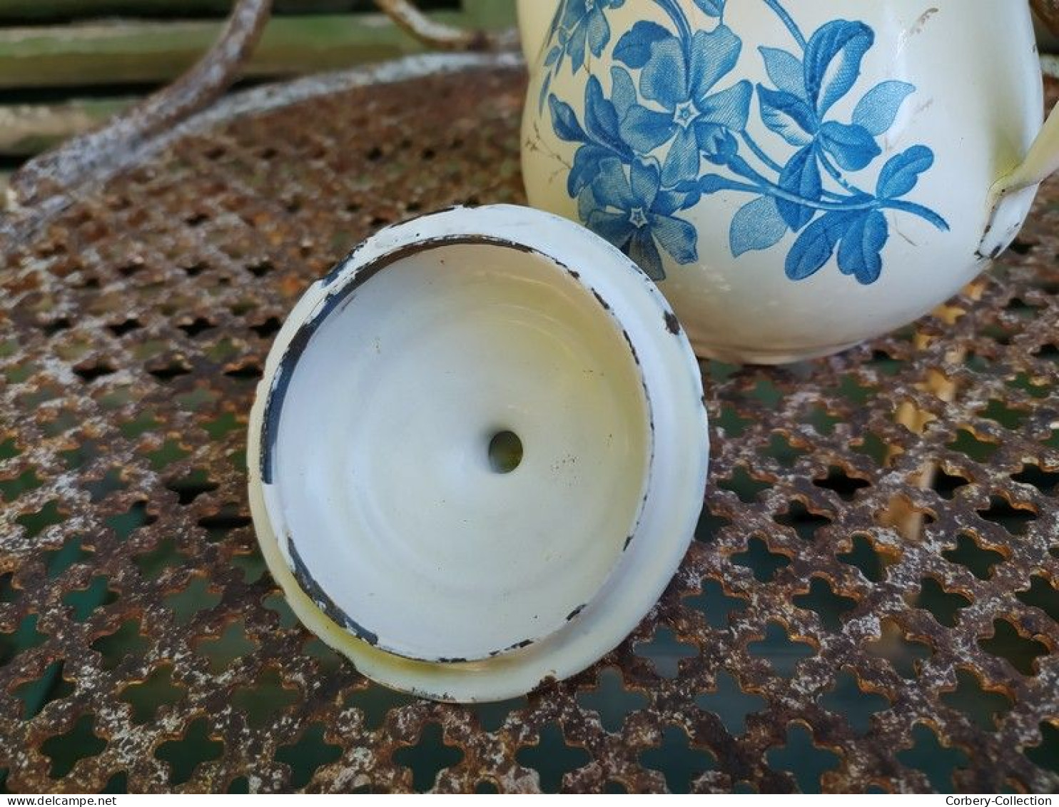 Ancienne Petite Cafetière Emaillée Bombée Décor Fleurs Bleues