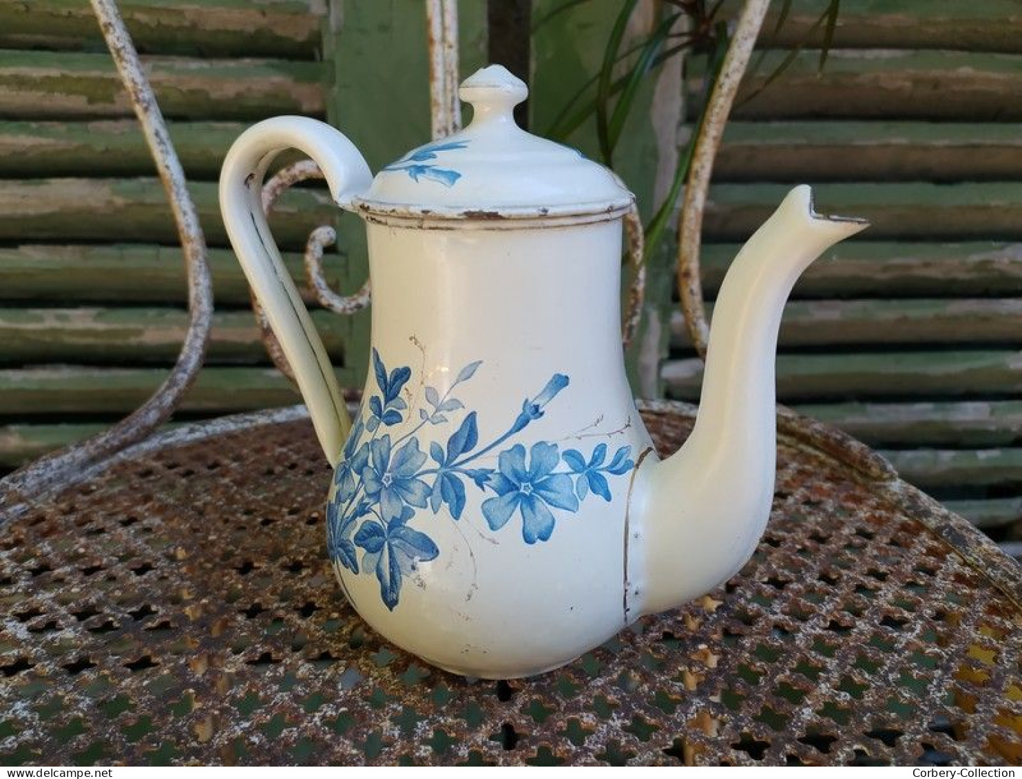 Ancienne Petite Cafetière Emaillée Bombée Décor Fleurs Bleues