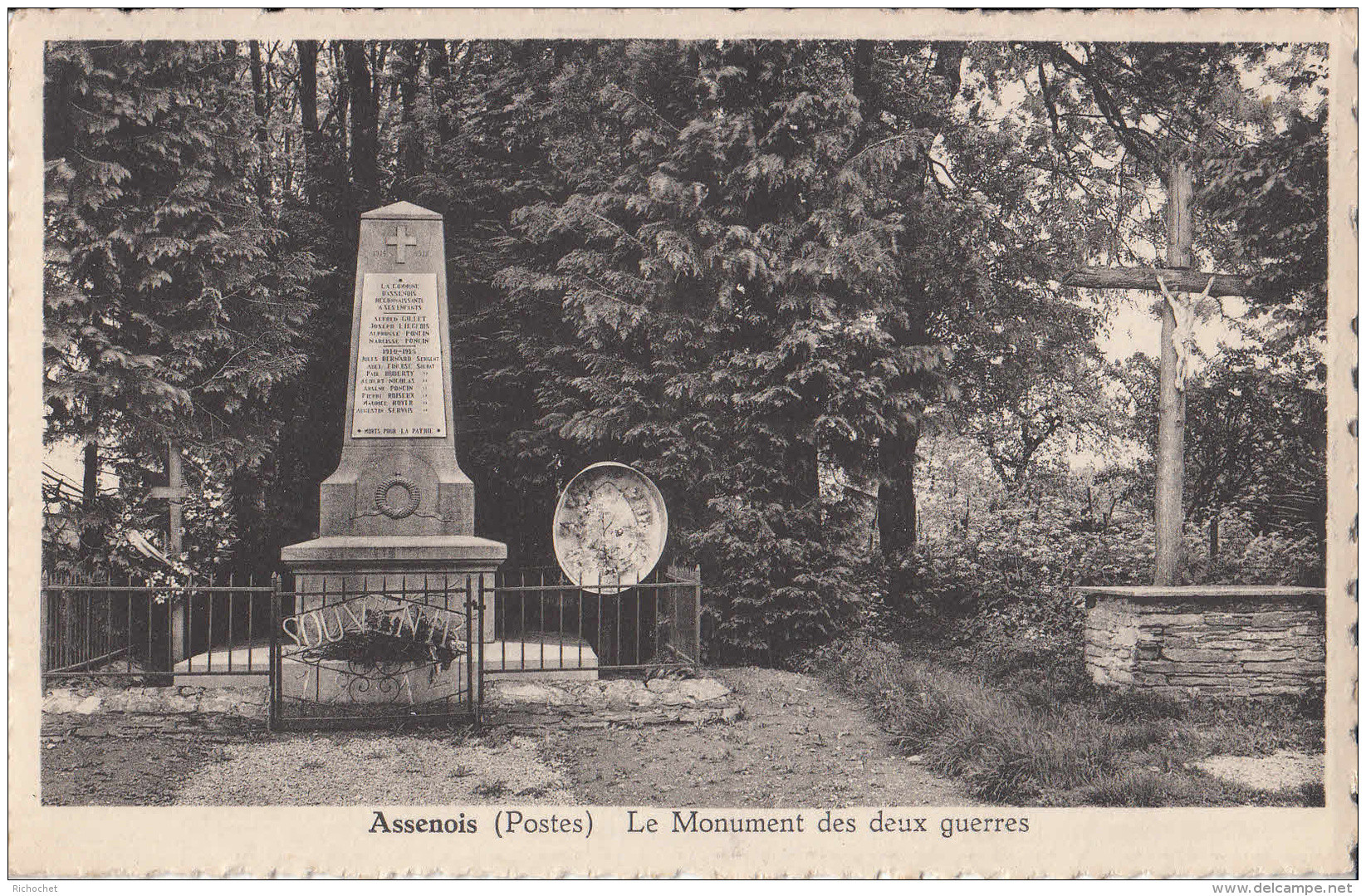 Assenois - (Postes) Le Monument Des Deux Guerres - Leglise