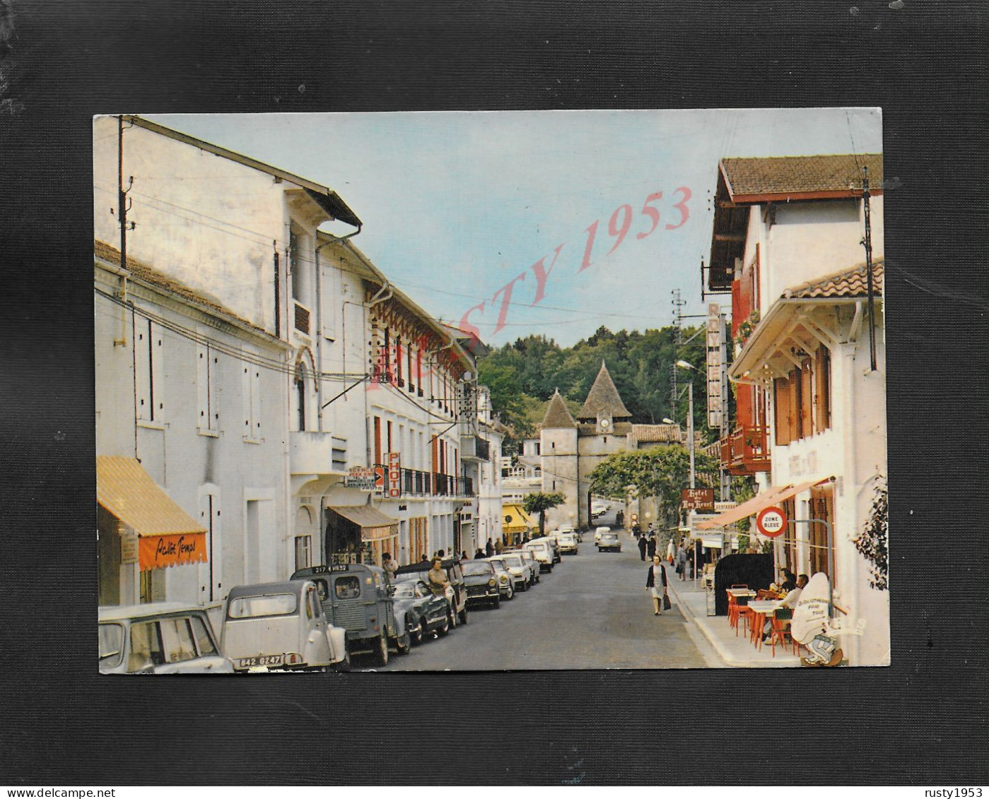 CPSM SUR TIMBRE DE Barbotan-les-thermes, Gers, 32 LA GRANDE RUE & 2 CV & COMMERCE : - Barbotan