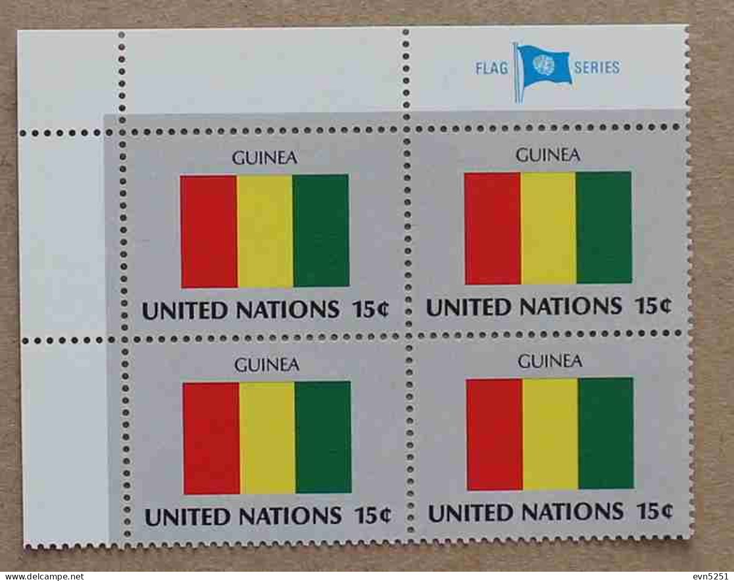 Ny80-01 : Nations-Unies (N-Y) - Drapeaux Des Etats Membres De L'ONU, Guinée Avec Une Vignette "FLAG SERIES" - Neufs