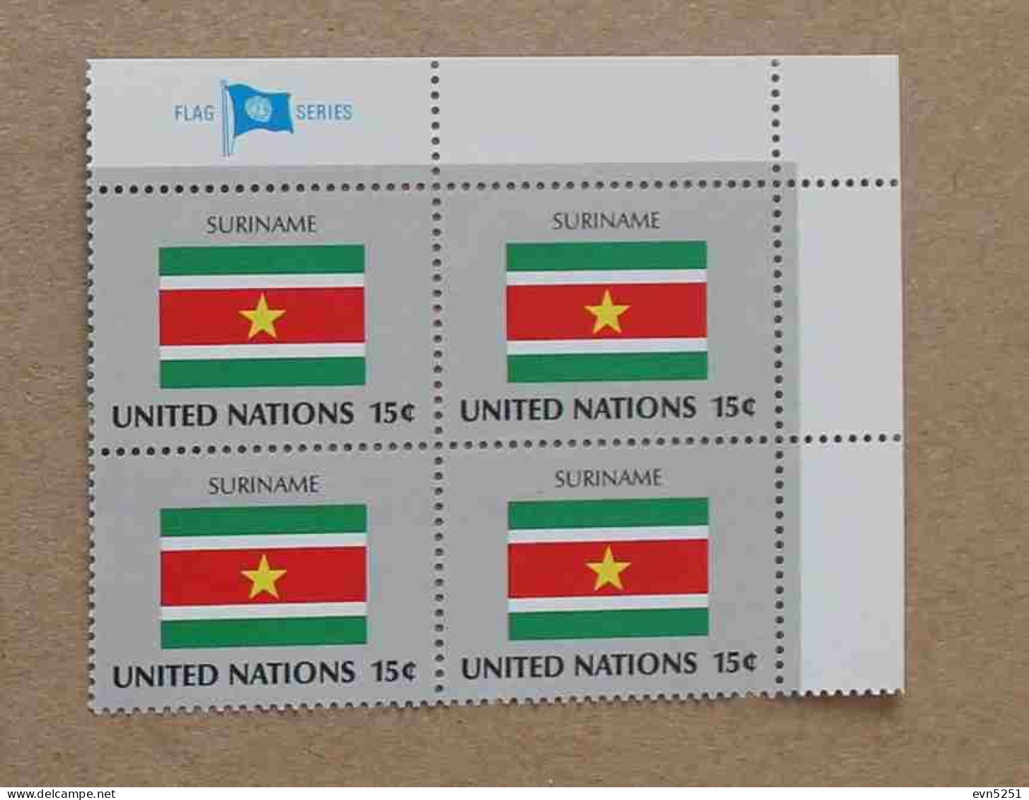 Ny80-01 : Nations-Unies (N-Y) - Drapeaux Des Etats Membres De L'ONU, Suriname Avec Une Vignette "FLAG SERIES" - Neufs