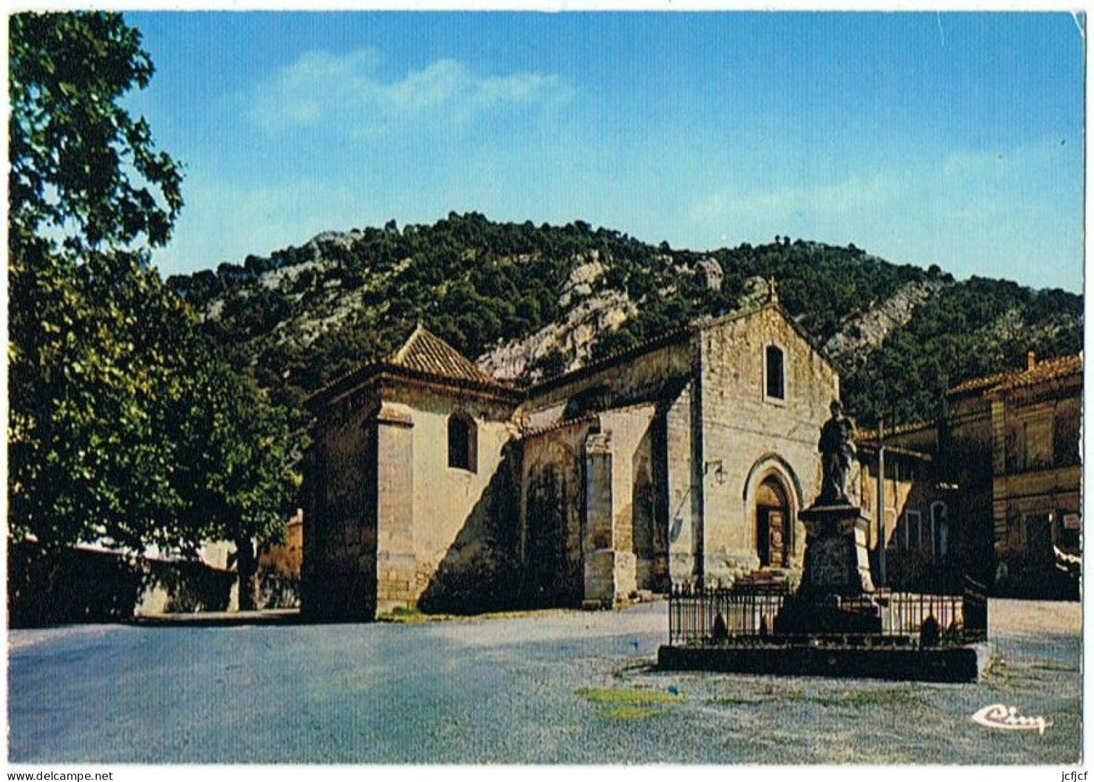 CPM..84..ROBION..VAUCLUSE..L'EGLISE LE MONUMENT AUX MORTS..LA MONTAGNE DU LUBERON..84180 - Robion