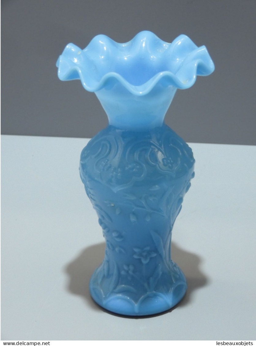 -JOLI PETIT VASE OPALINE de FOIRE de couleur Bleue décor fleurs clochettes   E