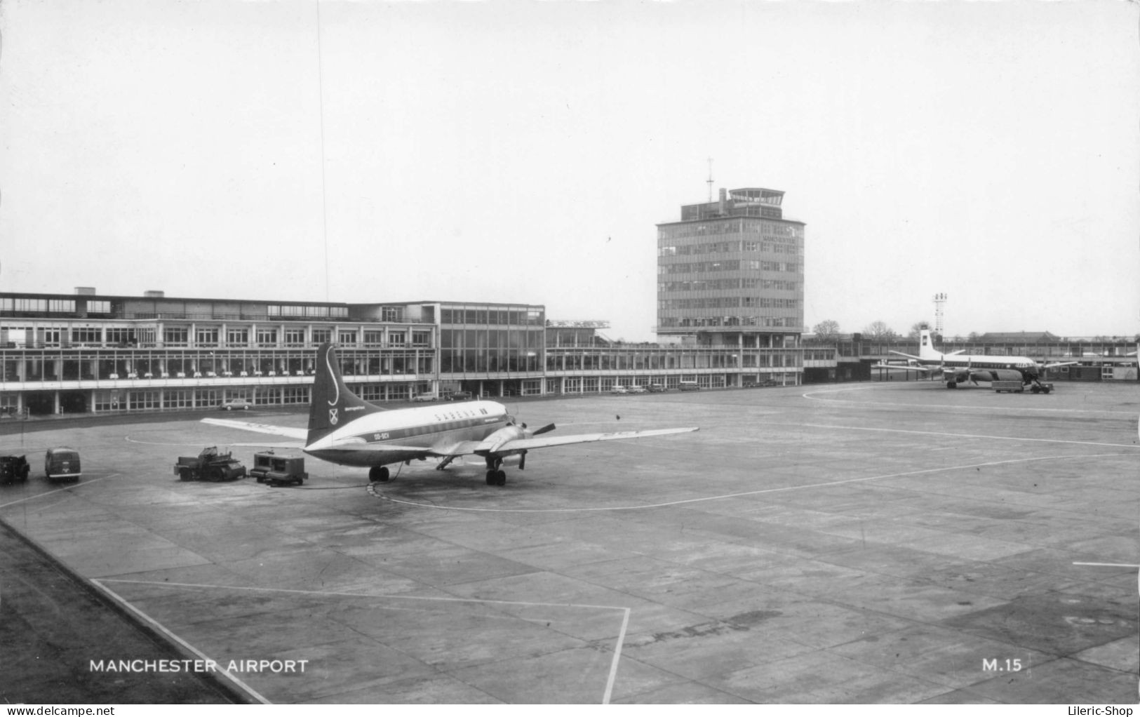 Lot De 2 Cpsm PF MANCHESTER AIRPORT - PLANE ON THE TARMAC AND CONCOURSE AND CHANDELIERS IN THE HALL - Aérodromes