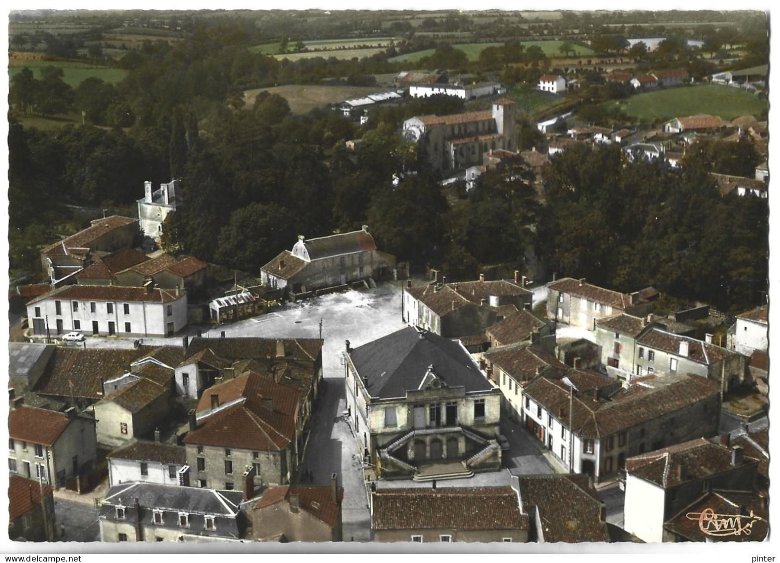 LA CHAIZE LE VICOMTE - Vue Panoramique Aérienne, Le Centre Du Bourg - La Chaize Le Vicomte