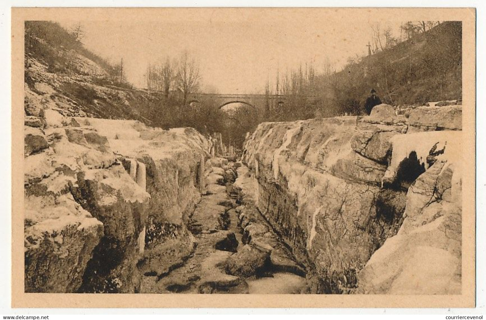 4 CPA - BELLEGARDE-COUPY (Ain) - Sinistre du 19 Juin 1940 - Rue des Bains, Pont de Lucey, Place Victor Bérard ...