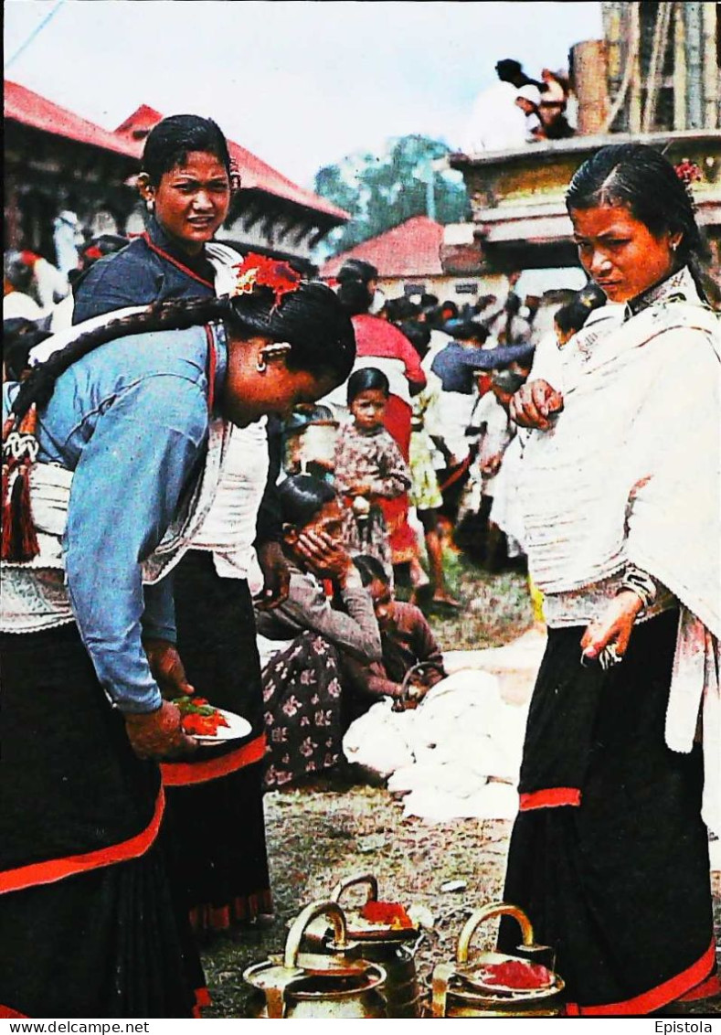 ►   Nepal A Typical Womenof Kathmandu Valley  Preparing For  Worship - Népal