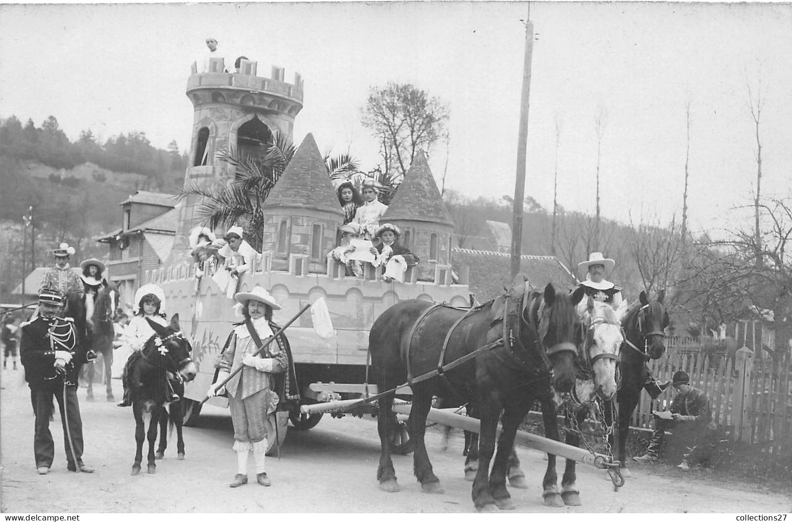 27-BEAUMONT-LE-ROGER- CARTE-PHOTO- CAVALCADE 1900-LE CHAR DU CHATEAU - Beaumont-le-Roger