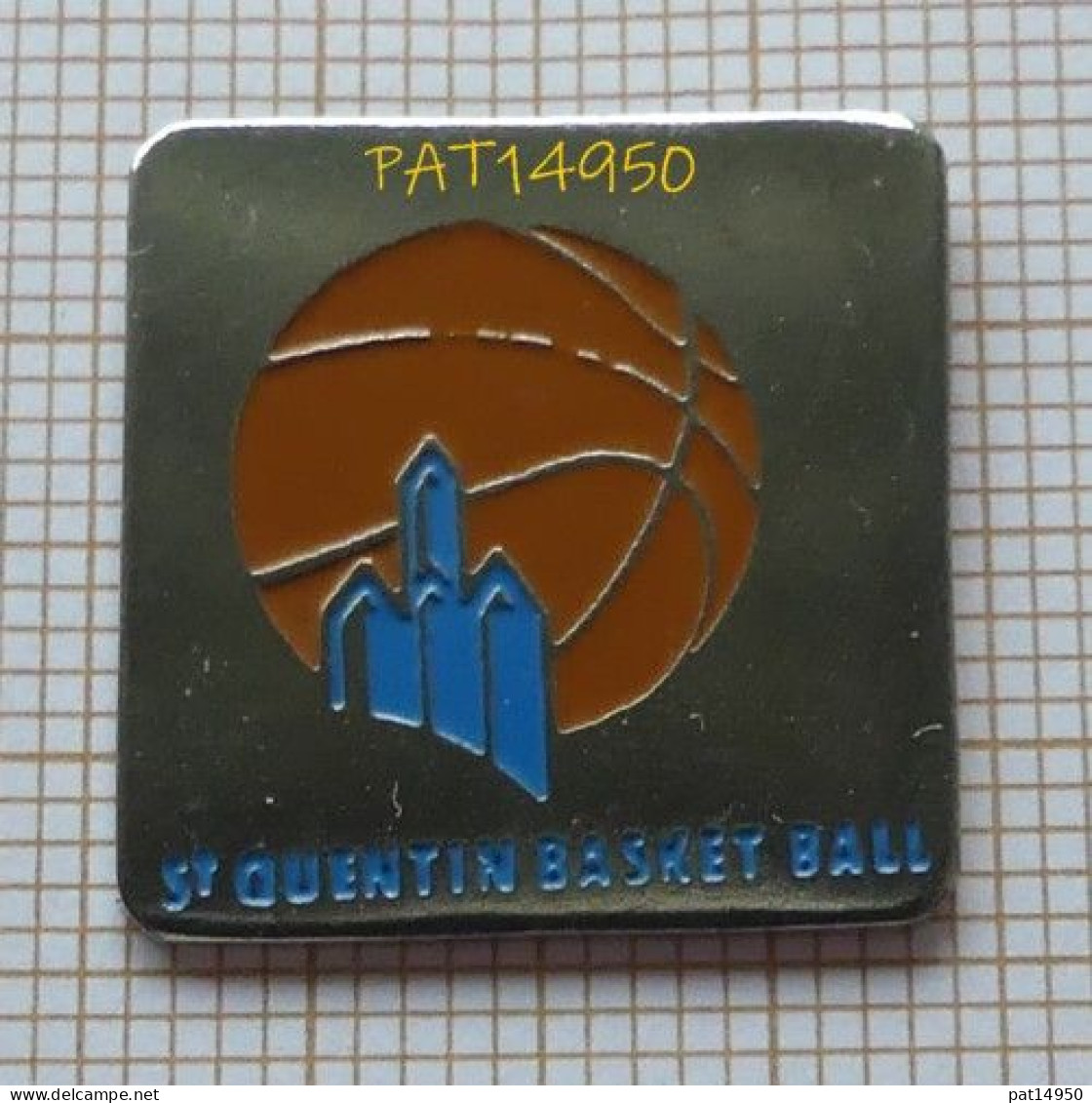 PAT14950 BASKET  SAINT ST QUENTIN Base Métallisée  Dpt 02 AISNE - Pallacanestro