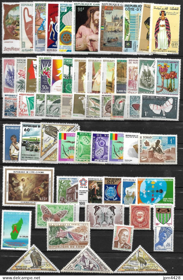 Afrique Lot De 135 Timbres Neufs ** - Mezclas (max 999 Sellos)