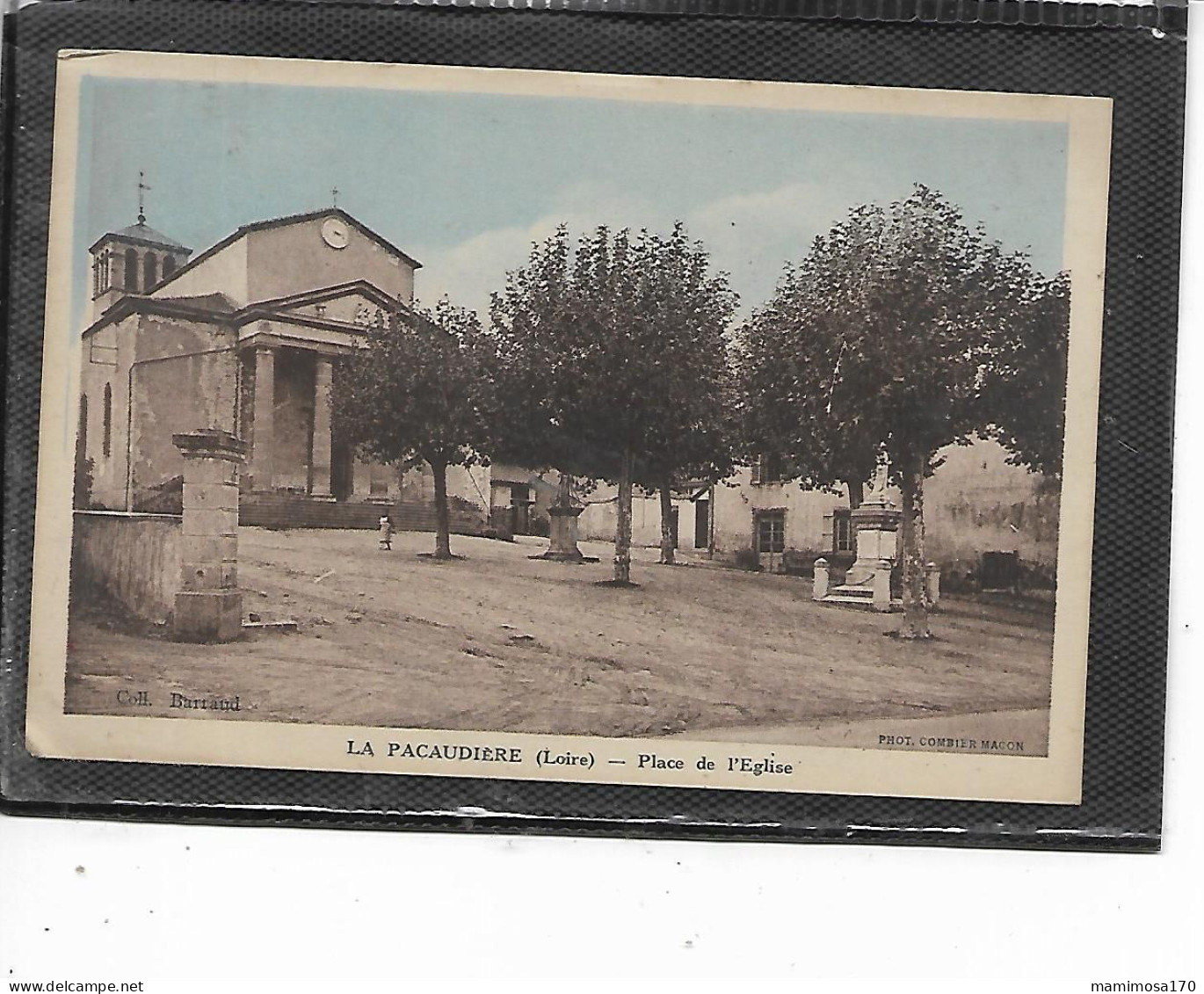 42- LA PACAUDIERE- Une Vue Animée De La PLACE De L'EGLISE-Monument Aux Morts - La Pacaudiere