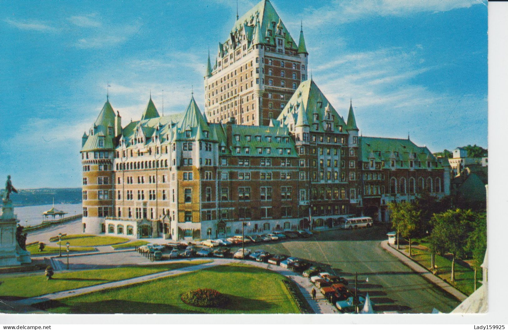 Château Frontenac Vue De L'entrée Des Clients Et Coté. Québec Canada Vintage Bus Voitures Parc Animation Fleuve 2 Sc - Québec - Château Frontenac