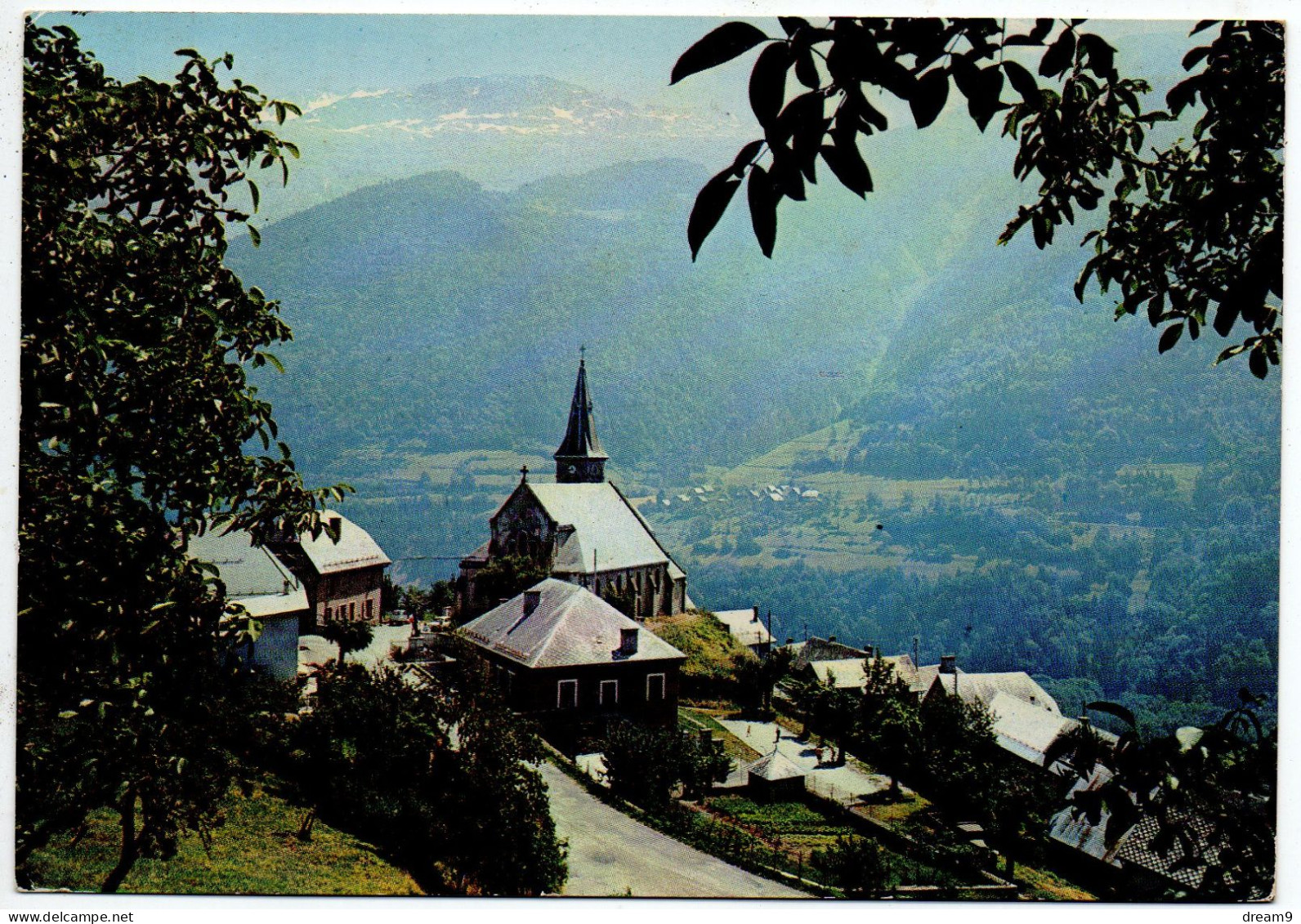 38 ALLEMONT - L'Eglise, Au Fond, Le Massif Des Grandes Rousses - Allemont