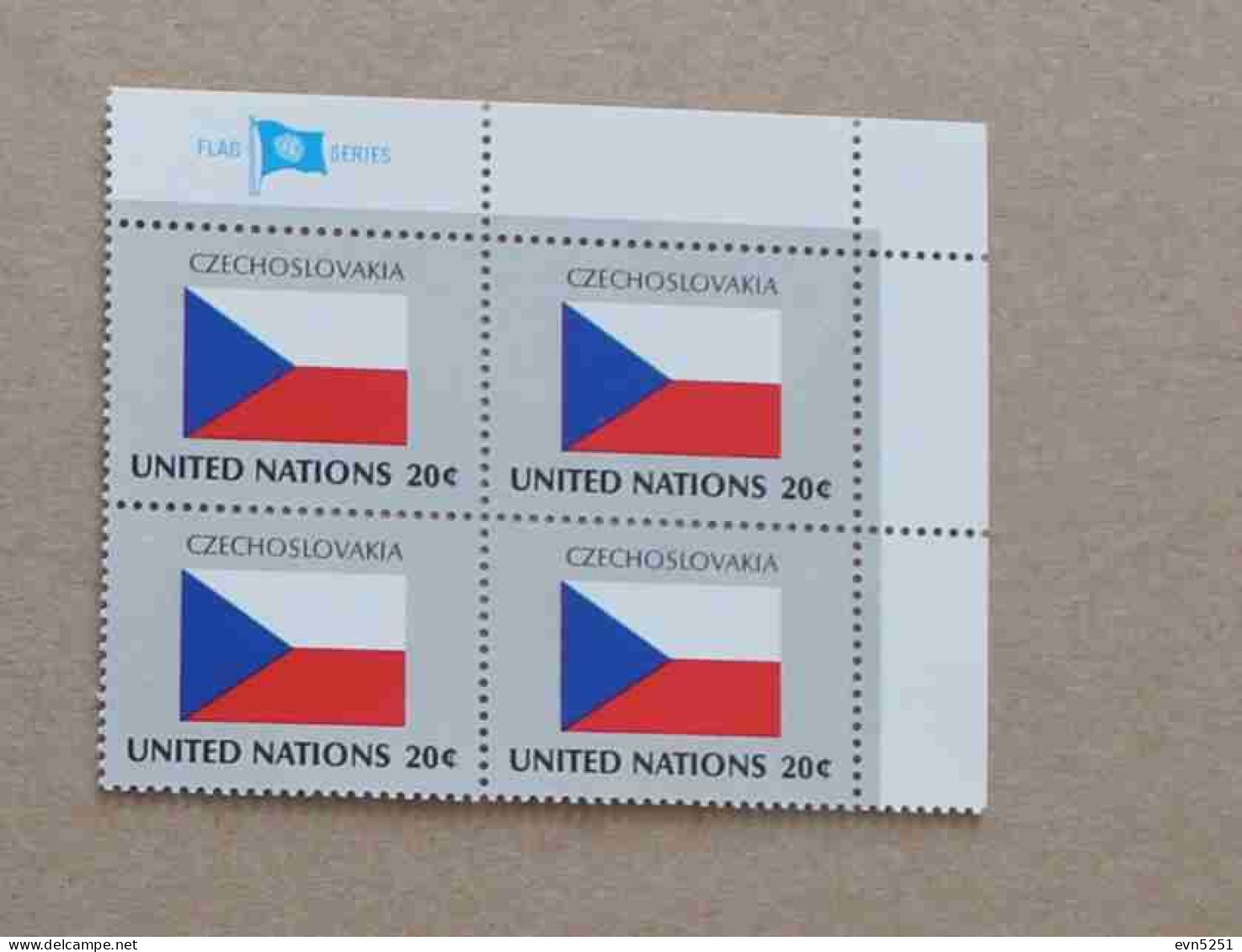 Ny81-01 : Nations-Unies (N-Y) - Drapeaux Des Etats Membres De L'ONU (II) , Tchécoslovaquie Avec Vignette "FLAG SERIES" - Neufs