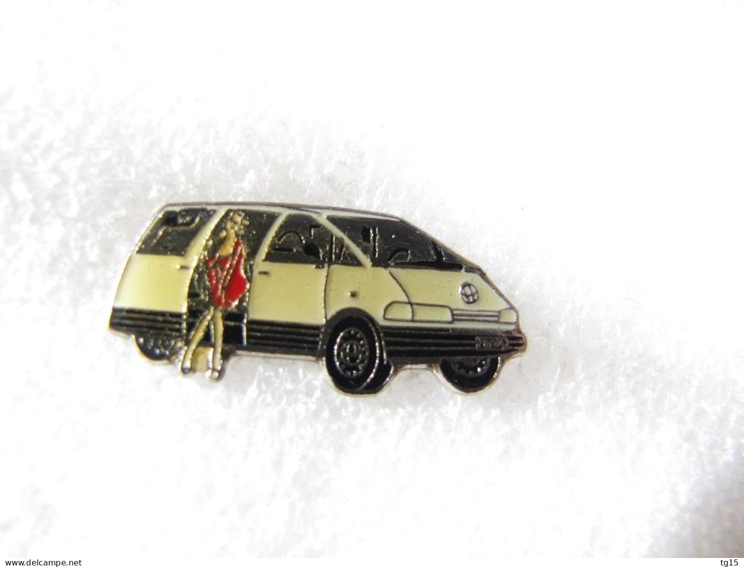 PIN'S    TOYOTA  PREVIA    PIN UP - Toyota