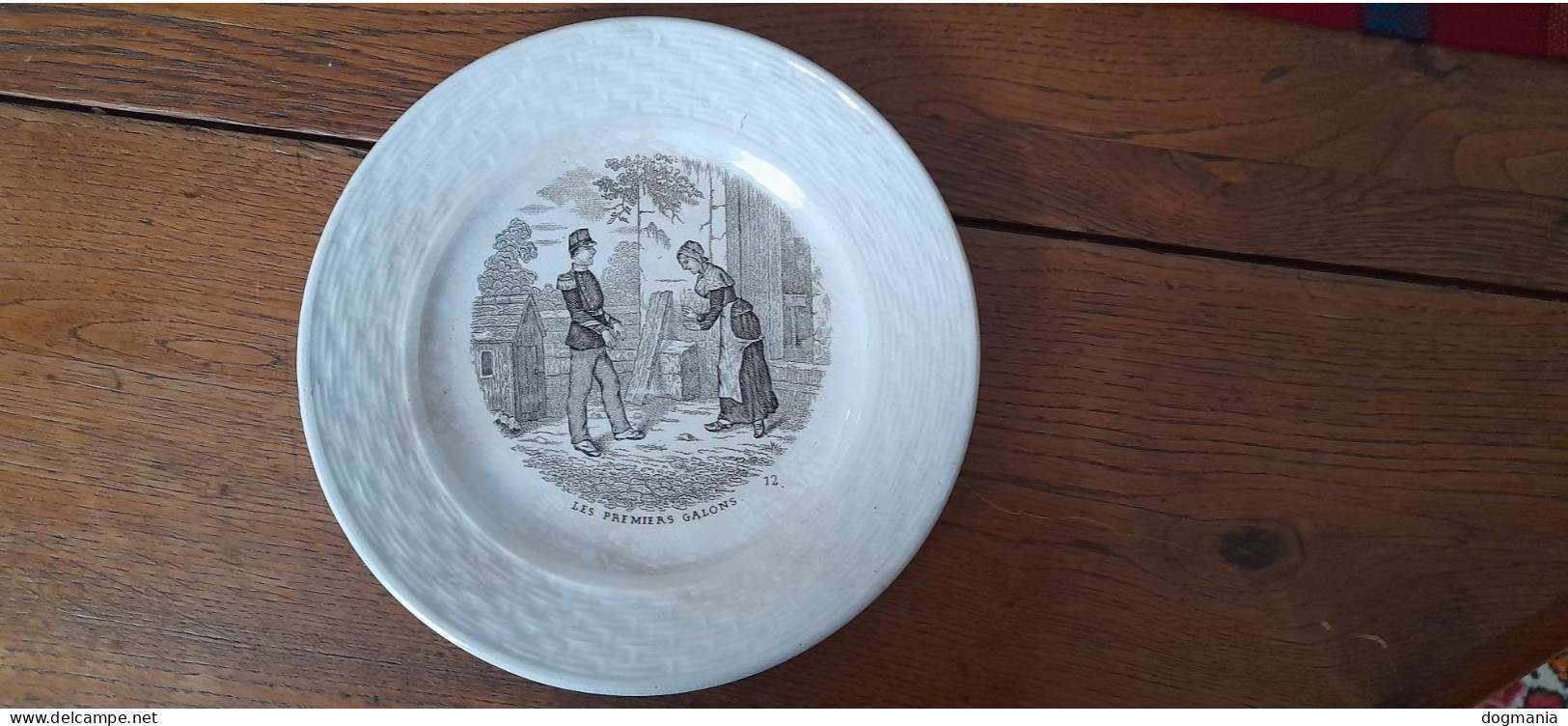 ASSIETTE PARLANTE SAINT AMAND N°12 LES PREMIERS GALONS - Plates