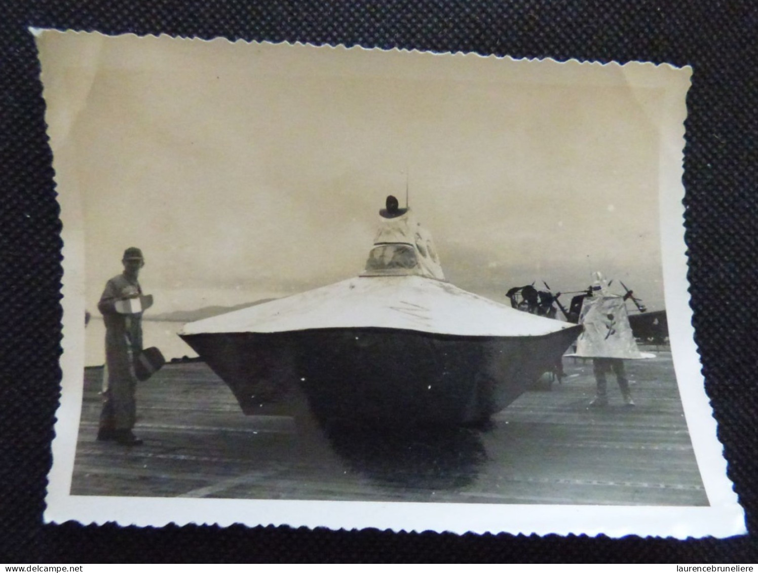 PHOTOGRAPHIES ORIGINALES -  "BIZUTAGE" AU PASSAGE DE LA LIGNE DE L'EQUATEUR SUR PORTE-AVION BOIS BELLEAU - 1955 - Boats