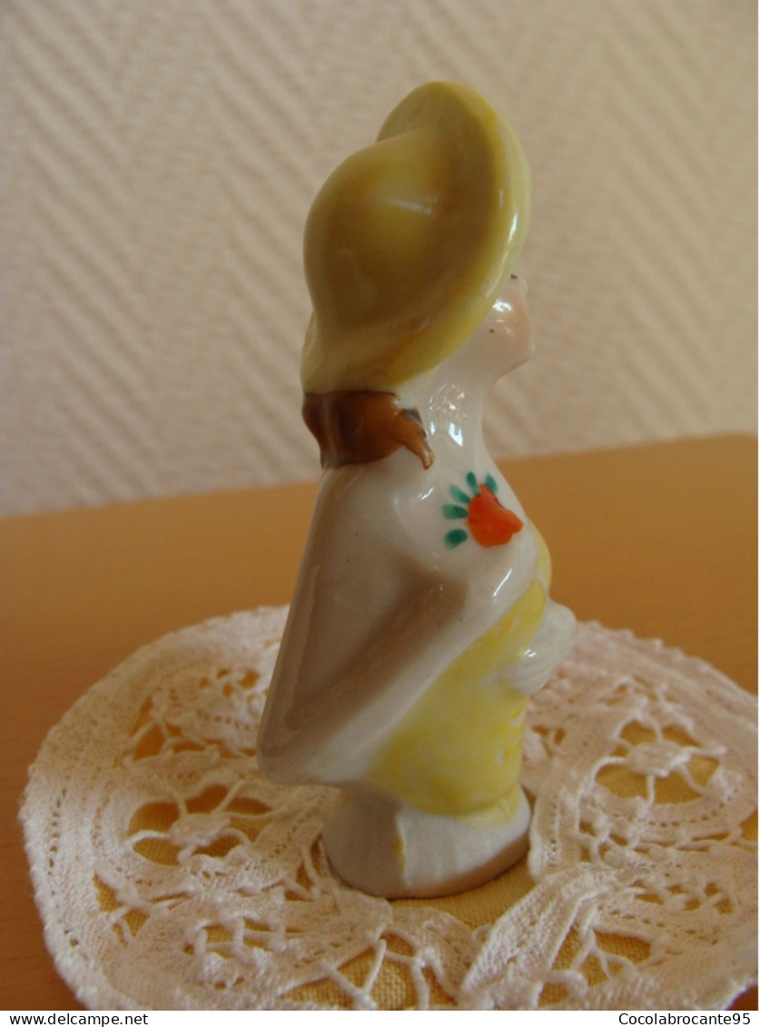 Demi Poupée En Porcelaine Capeline Fleurie - Autres & Non Classés