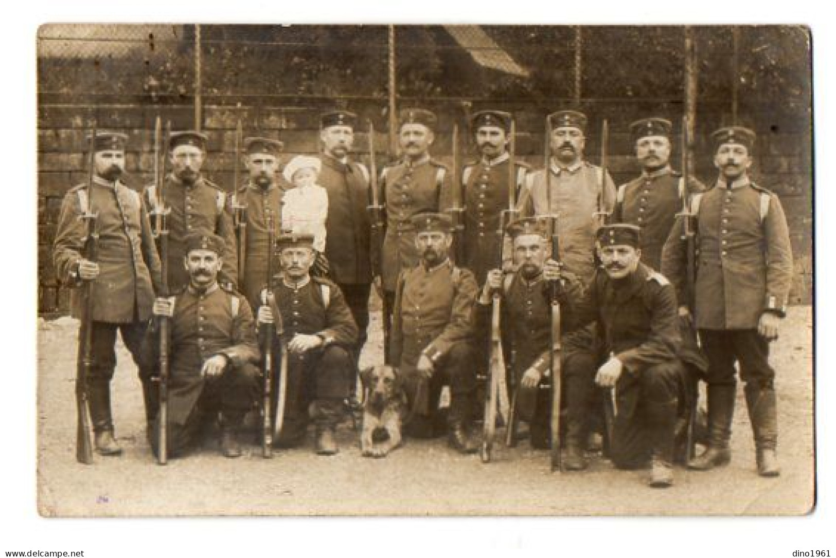 CPA 3455 - MILITARIA - Carte Photo Militaire - Deutsche Soldaten - Soldats Allemands Avec Fusils,Baîonnettes Et Un Bébé - Personnages