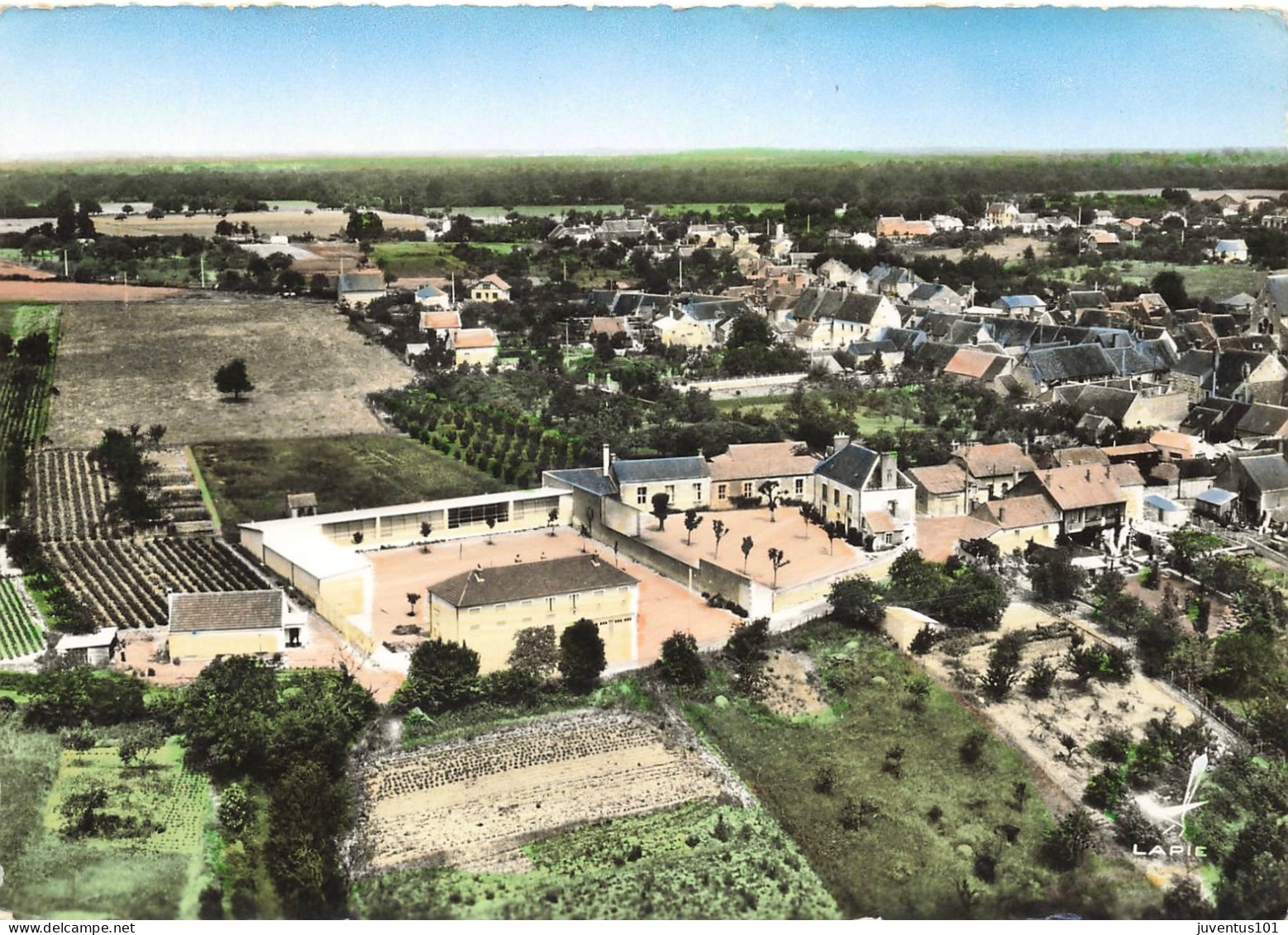 CPSM En Avion Au Dessus De...Ouzouer Sur Trézée-Le Groupe Scolaire Et Vue Générale-Timbre   L2391 - Ouzouer Sur Loire