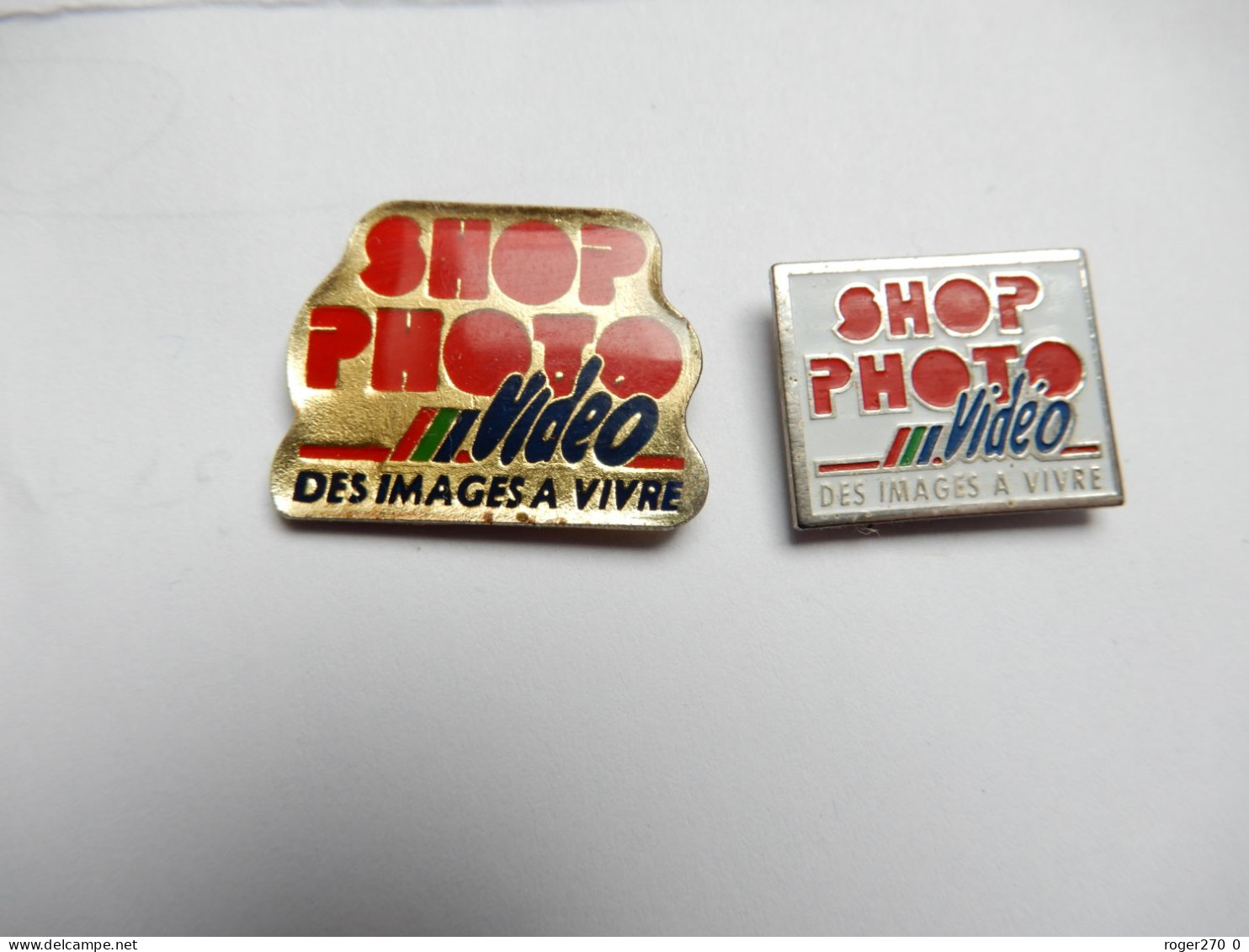 2 Pin's , Photo , Shop Photo Vidéo - Photography