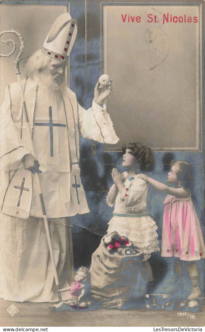 FÊTES ET VOEUX - Saint Nicolas - Saint Nicolas Offrant Un Jouet Aux Enfants - Colorisé - Carte Postale Ancienne - Saint-Nicholas Day