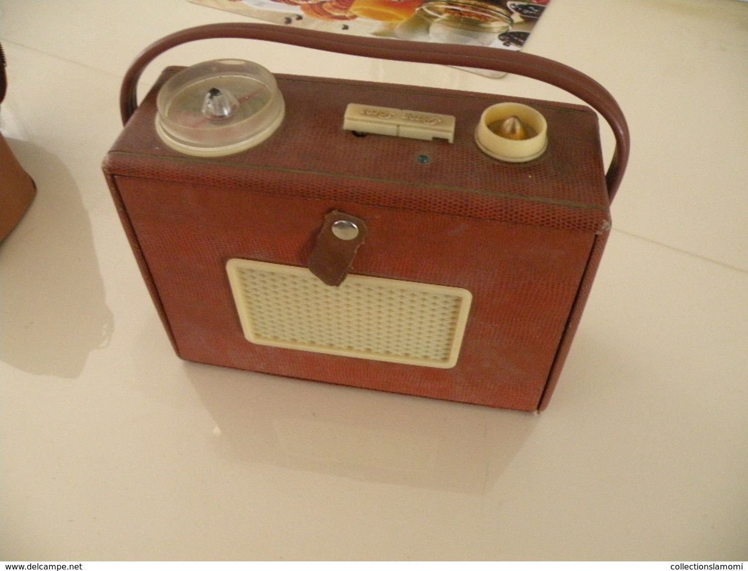 Ancienne radio Transistor Seven (Pizon Bros) en état de fonction (0,28cm x 0,11 cm h 0,21) avec son étui en cuir