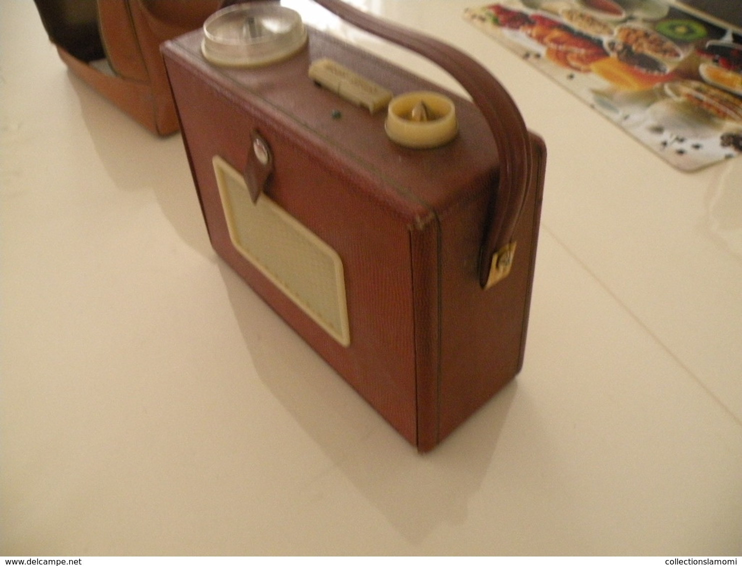 Ancienne radio Transistor Seven (Pizon Bros) en état de fonction (0,28cm x 0,11 cm h 0,21) avec son étui en cuir