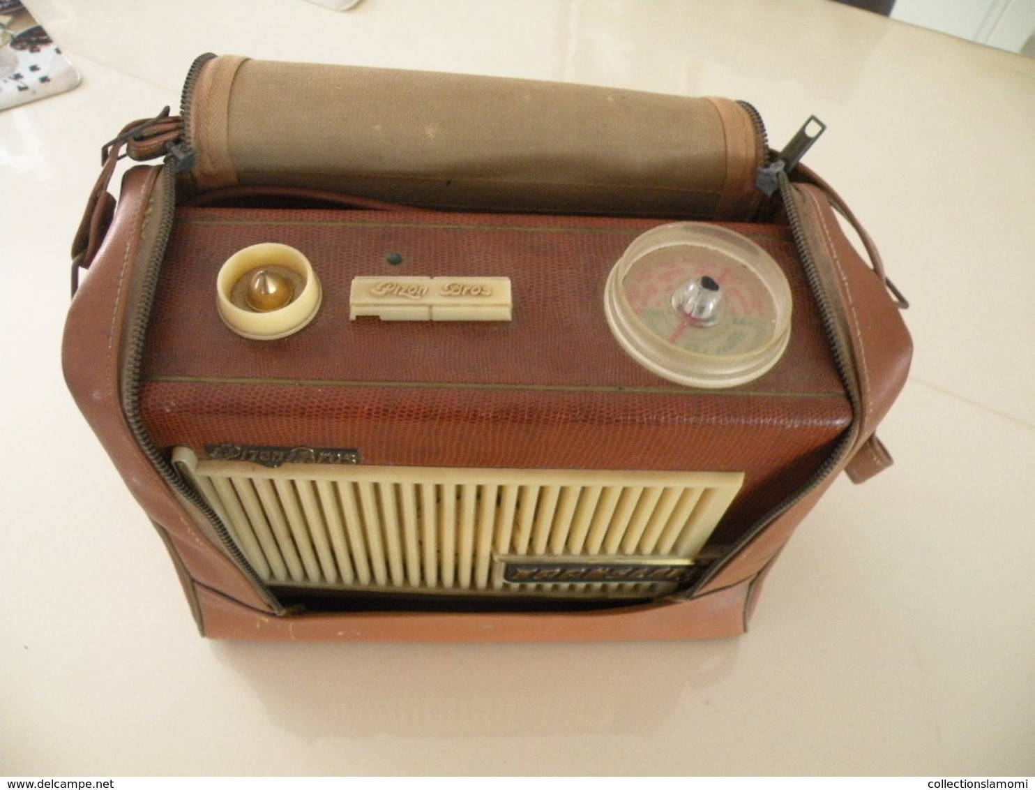 Ancienne radio Transistor Seven (Pizon Bros) en état de fonction (0,28cm x 0,11 cm h 0,21) avec son étui en cuir