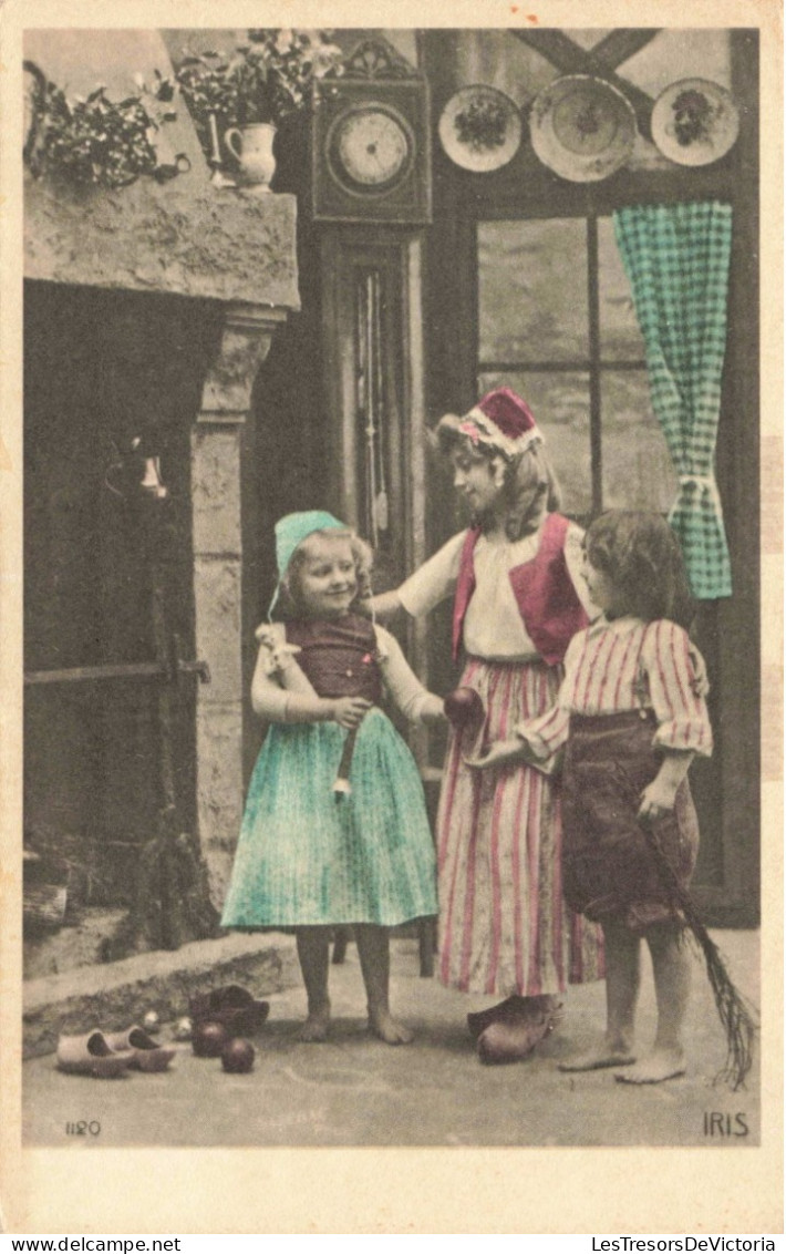 ENFANTS - Trois Enfants Près De La Cheminée - Colorisé - Carte Postale Ancienne - Retratos