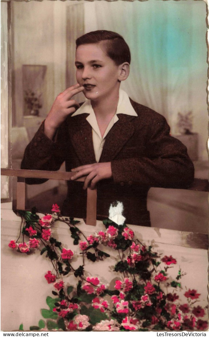 CARTE PHOTO - Un Homme Avec Des Fleurs - Colorisé - Carte Postale Ancienne - Fotografie