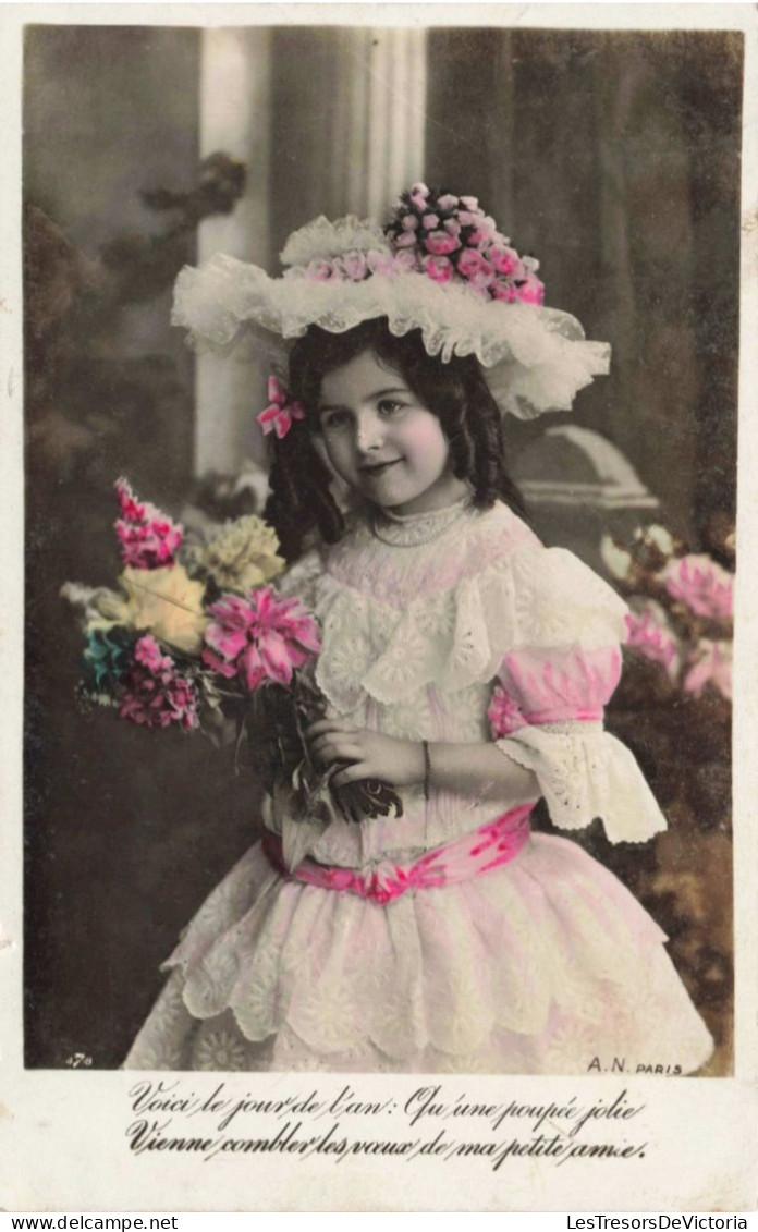 ENFANTS - Portrait - Voici Le Jour De L'an - Petite Fille En Robe Bouffante - Colorisé - Carte Postale Ancienne - Portraits