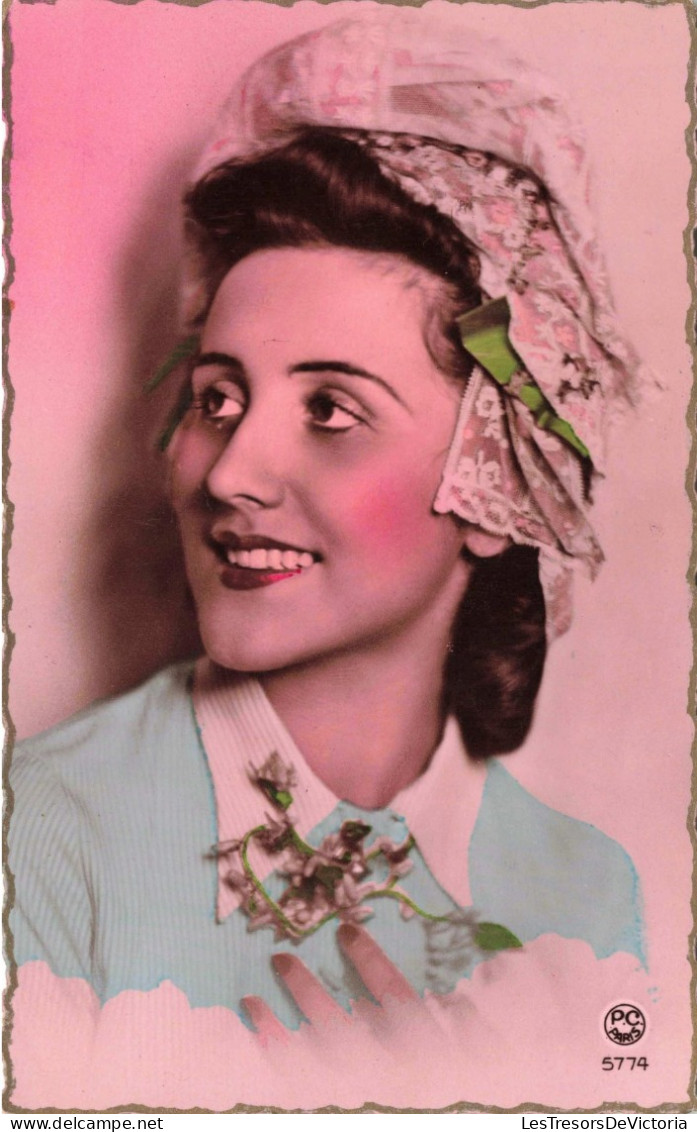 CARTE PHOTO - Portrait D'une Femme Avec Un Bonnet - Colorisé - Carte Postale Ancienne - Fotografía