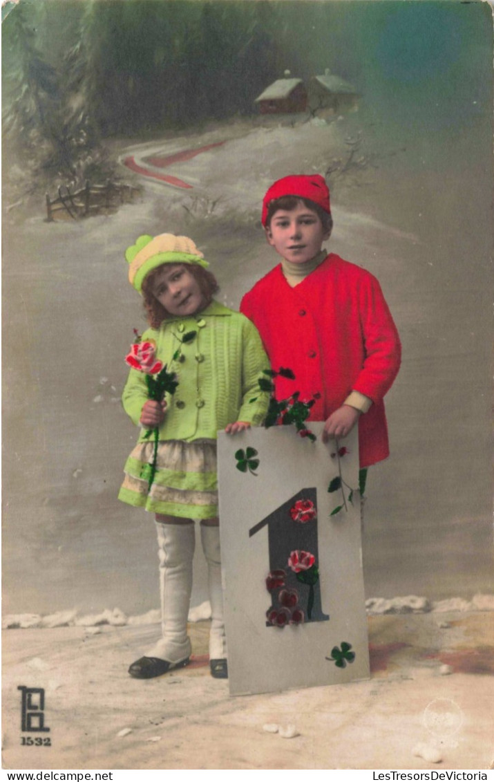 ENFANTS - Deux Enfants Avec Une Carte 1 Géante - Carte Postale Ancienne - Portraits