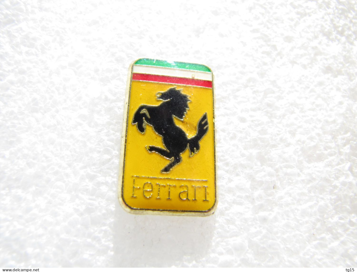 PIN'S    LOGO   FERRARI   26 X 15 Mm - Ferrari