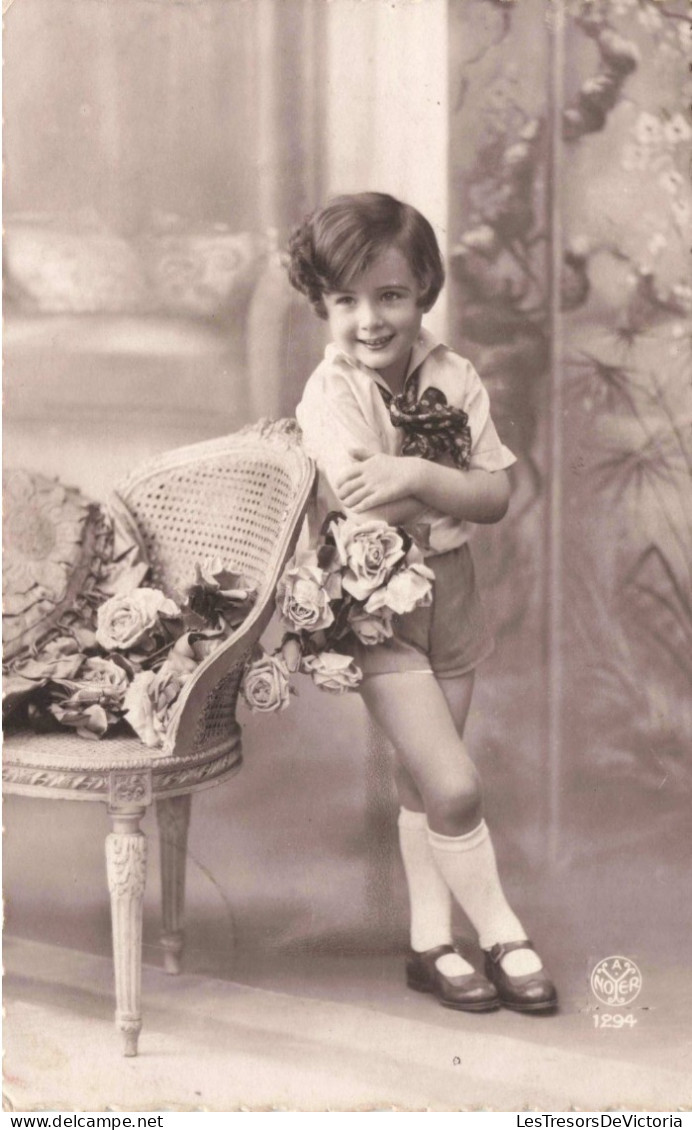 CARTE PHOTO - Petite Fille Près De Bouquets De Roses - Carte Postale Ancienne - Portraits