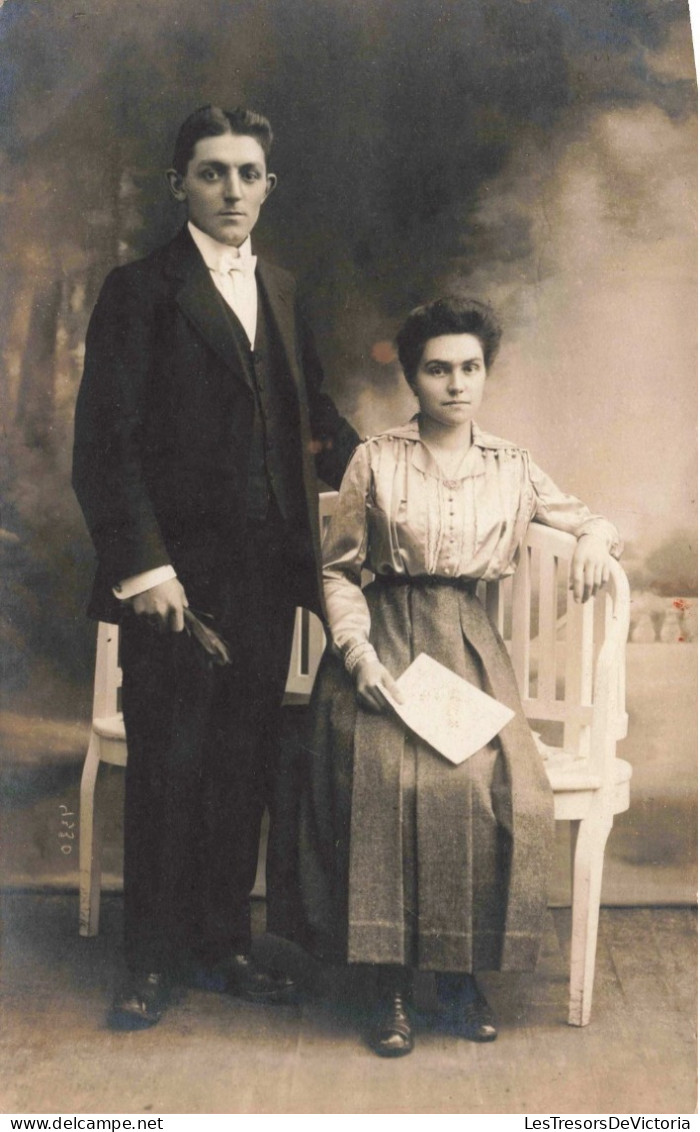 COUPLE - Femme Assise Sur Un Banc Et Tenant Un Papier - Carte Postale Ancienne - Couples