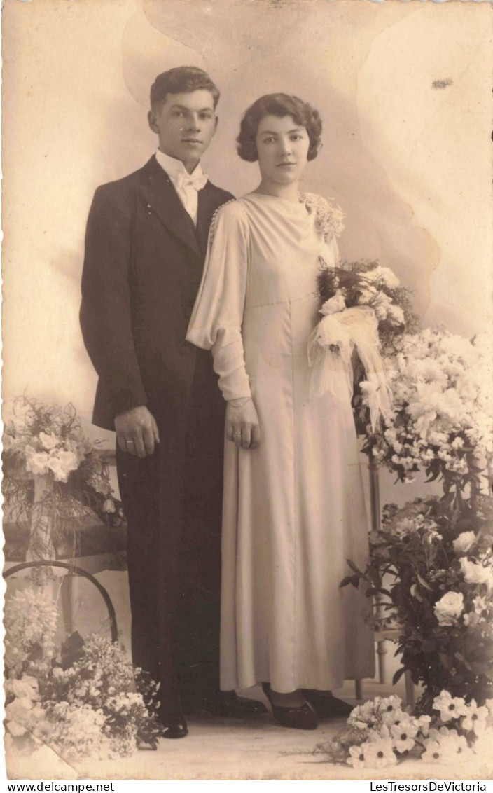 NOCES - Un Couple Pris En Photo Lors De Son Mariage - Carte Postale Ancienne - Matrimonios