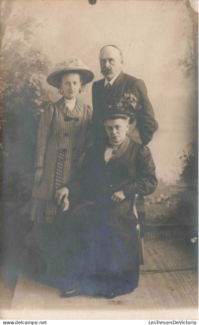 CARTE PHOTO - Portrait De Famille - Famille Pantinicause - Carte Postale Ancienne - Fotografía