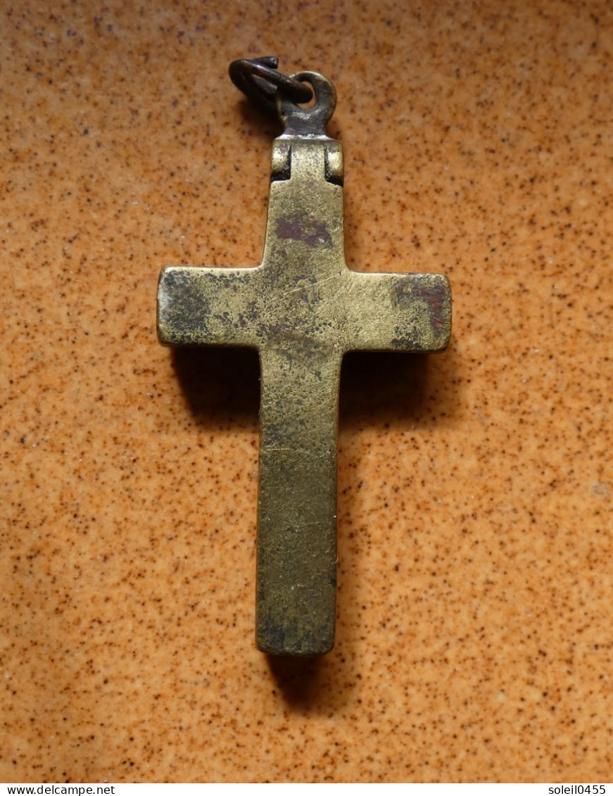 Très Ancienne Croix Reliquaire Cuivre Et Bois - Pendentifs